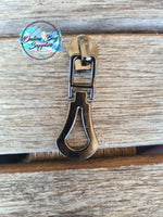 Clamshell zipper pull