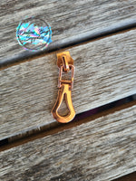 Clamshell zipper pull