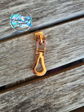 Clamshell zipper pull