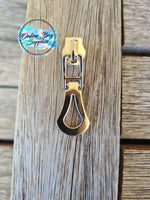 Clamshell zipper pull