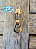 Clamshell zipper pull