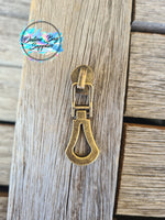 Clamshell zipper pull
