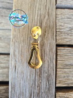 Clamshell zipper pull