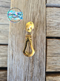 Clamshell zipper pull