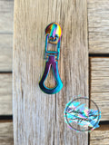 Clamshell zipper pull