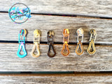 Clamshell zipper pull